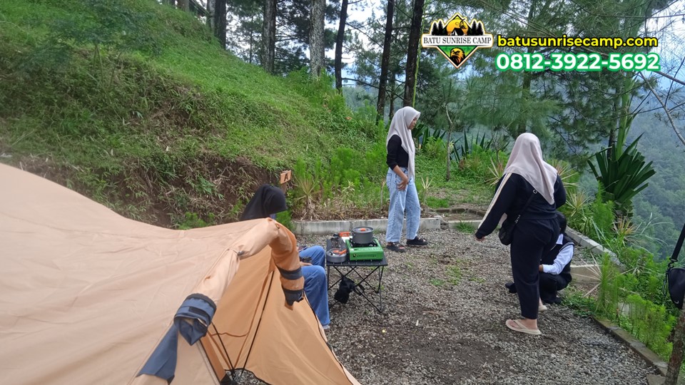 Akses jalan menuju kawasan wisata dan camping di pegunungan Batu Malang