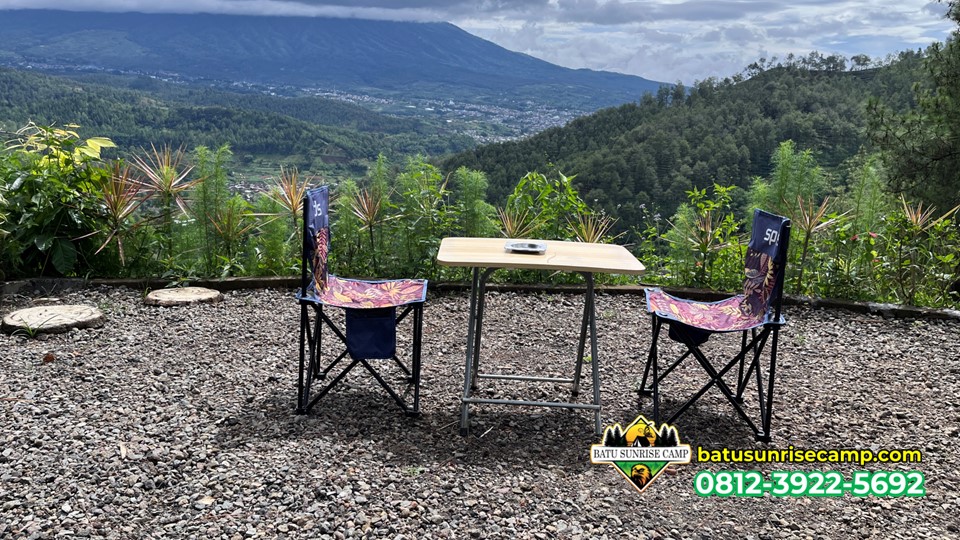 Sekelompok teman bersiap menikmati camping ceria di Batu Malang