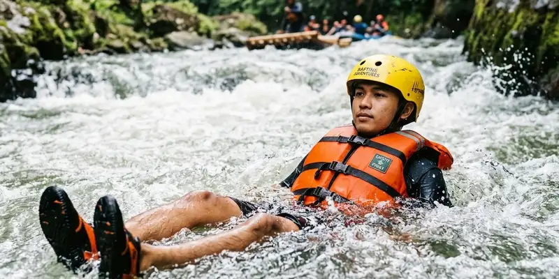 Pemandu mendampingi rombongan wisatawan menjaga kelestarian terumbu karang dan pantai