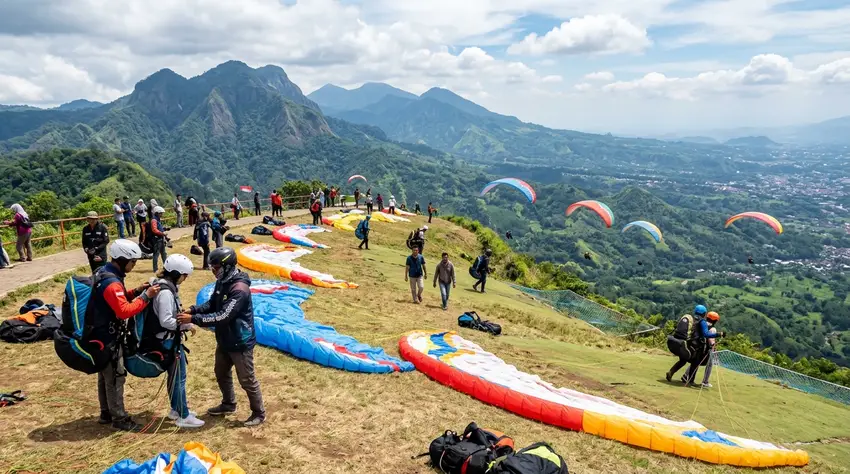 Suasana landasan penerbangan paralayang tandem di Gunung Banyak Batu Malang