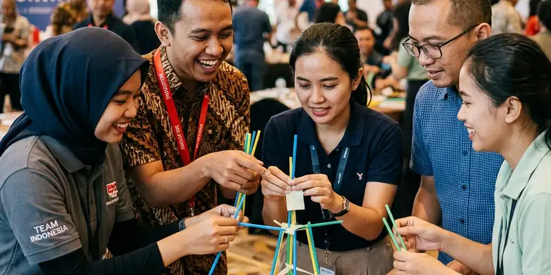 Peserta berkolaborasi dalam permainan tantangan menyusun struktur