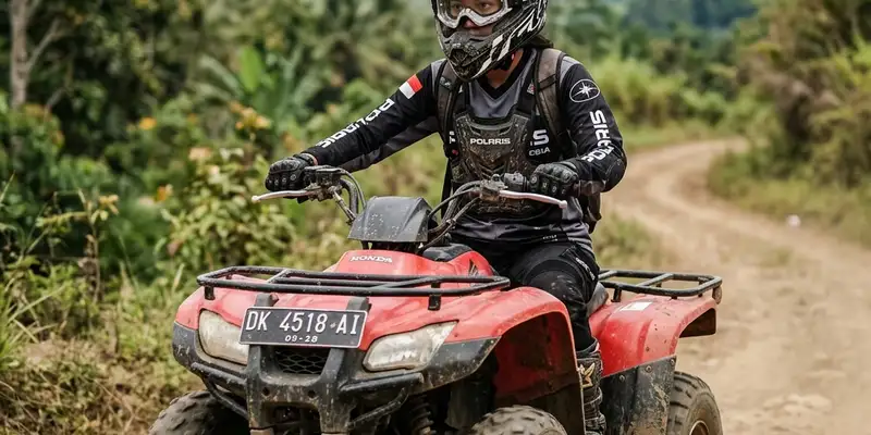 Seorang pemula menggunakan perlengkapan keselamatan lengkap saat berkendara offroad