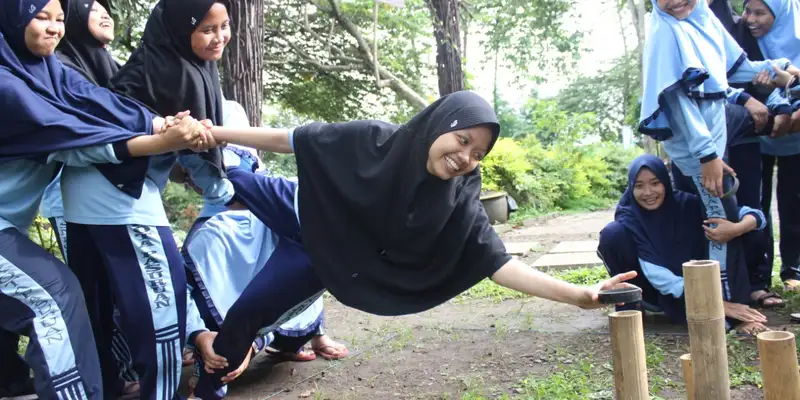 Siswa-siswi mengikuti kegiatan outbound LDKS dan MPLS di lapangan terbuka
