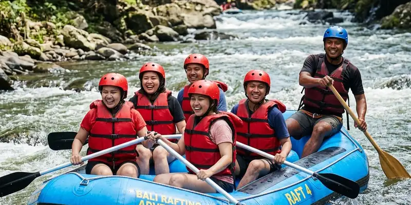 Persiapan dan pengecekan SOP rafting oleh tim profesional di pinggir sungai