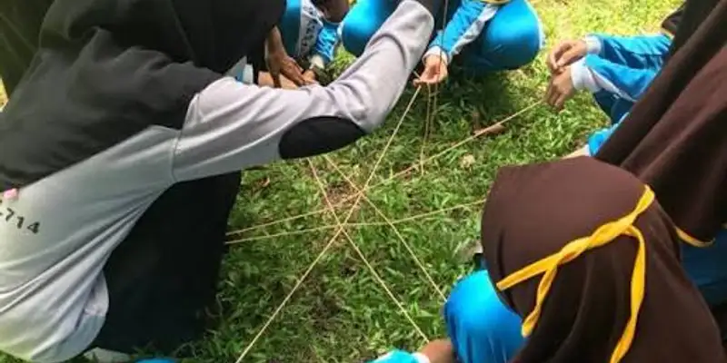 Panitia sekolah sedang berdiskusi dengan vendor outbound